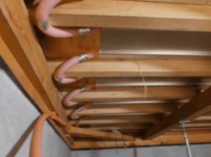 温水床暖房の床下配管の画像