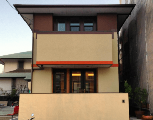 ツーバイフォー住宅オレンジのラインの入った家の画像