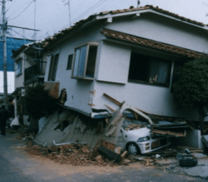 阪神淡路大震災で倒壊した在来工法住宅の画像