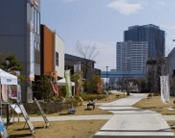 錦糸町住宅公園の温かい雰囲気の町並み画像